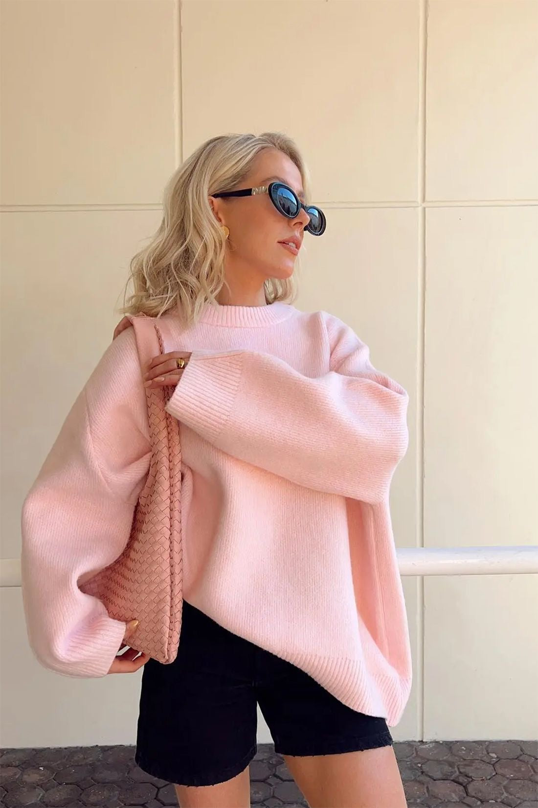 Pullover damski o oversize'owym kroju z długimi rękawami | N&W - 1