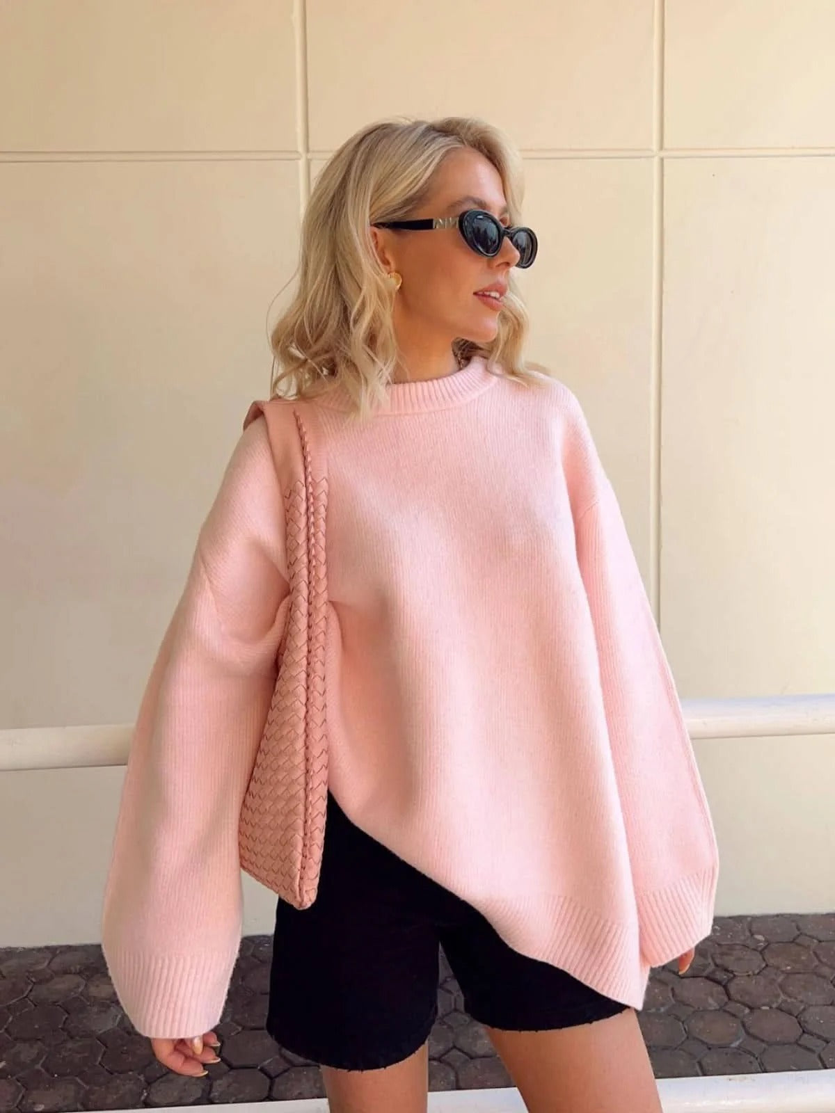 Pullover damski o oversize'owym kroju z długimi rękawami | N&W - 2