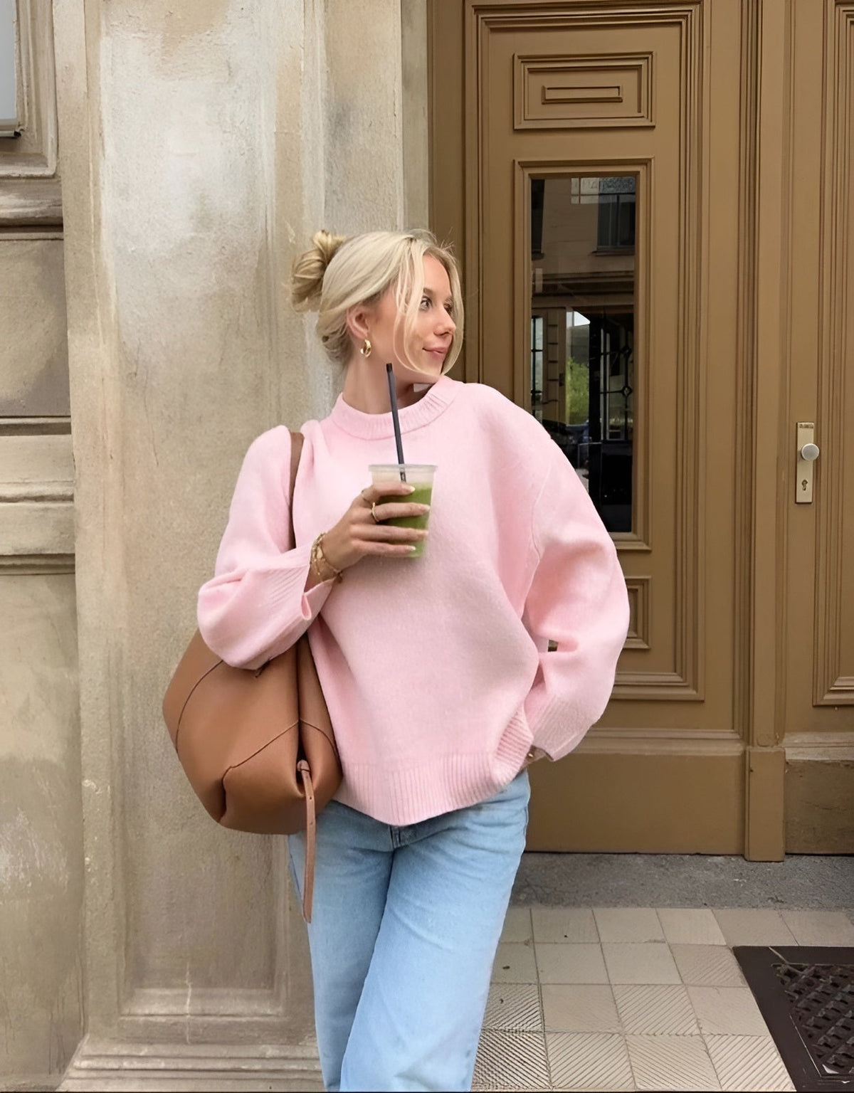 Pullover damski o oversize'owym kroju z długimi rękawami | N&W - 3