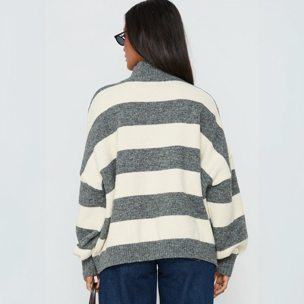Pullover damski oversize z wysokim golfem i poziomymi paskami | K&M - 2 - Krawczykmoda