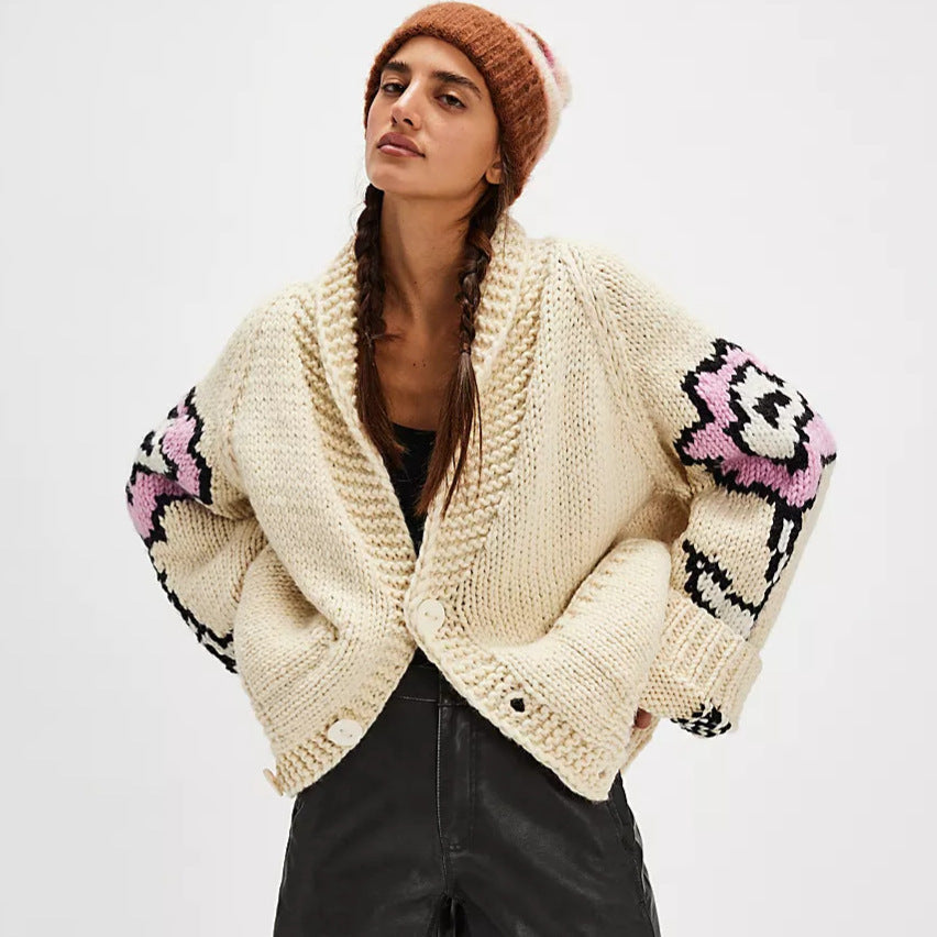 Kardigan Damski Oversize z Kwiatowym Wzorem i Szalowym Kołnierzem | K&M - 1 - Krawczykmoda