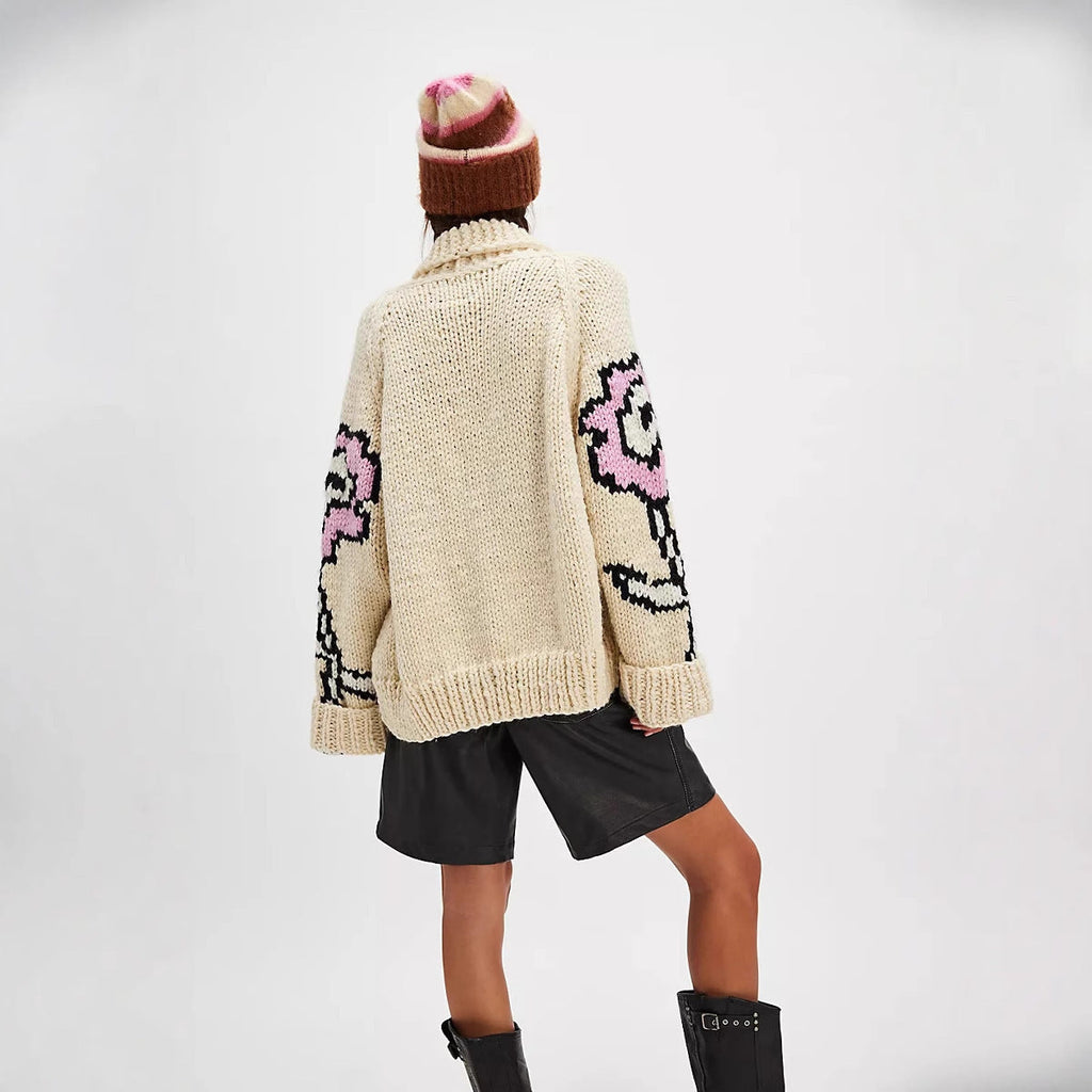 Kardigan Damski Oversize z Kwiatowym Wzorem i Szalowym Kołnierzem | K&M - 3 - Krawczykmoda