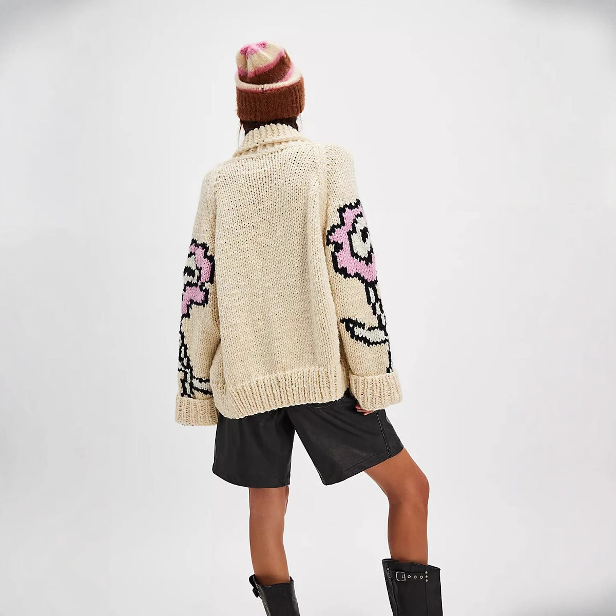 Kardigan Damski Oversize z Kwiatowym Wzorem i Szalowym Kołnierzem | K&M - 3 - Krawczykmoda