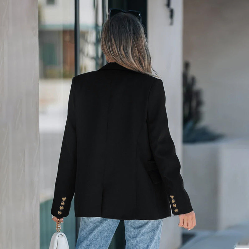 Damski blazer z dwurzędowym zapięciem i kieszeniami | K&M - 4 - Krawczykmoda