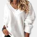 Pullover damski z dekoltem w serek i swobodnym krojem | K&M - 1 - Krawczykmoda