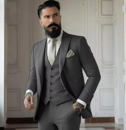 James – Elegancki Dopasowany Garnitur Męski Trzyczęściowy